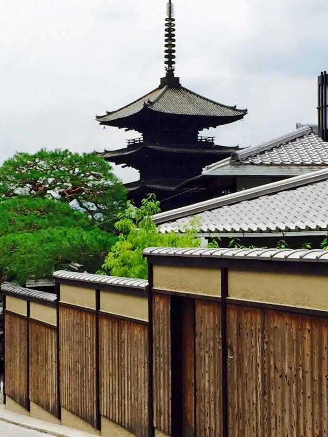 京都の五重塔と町並み