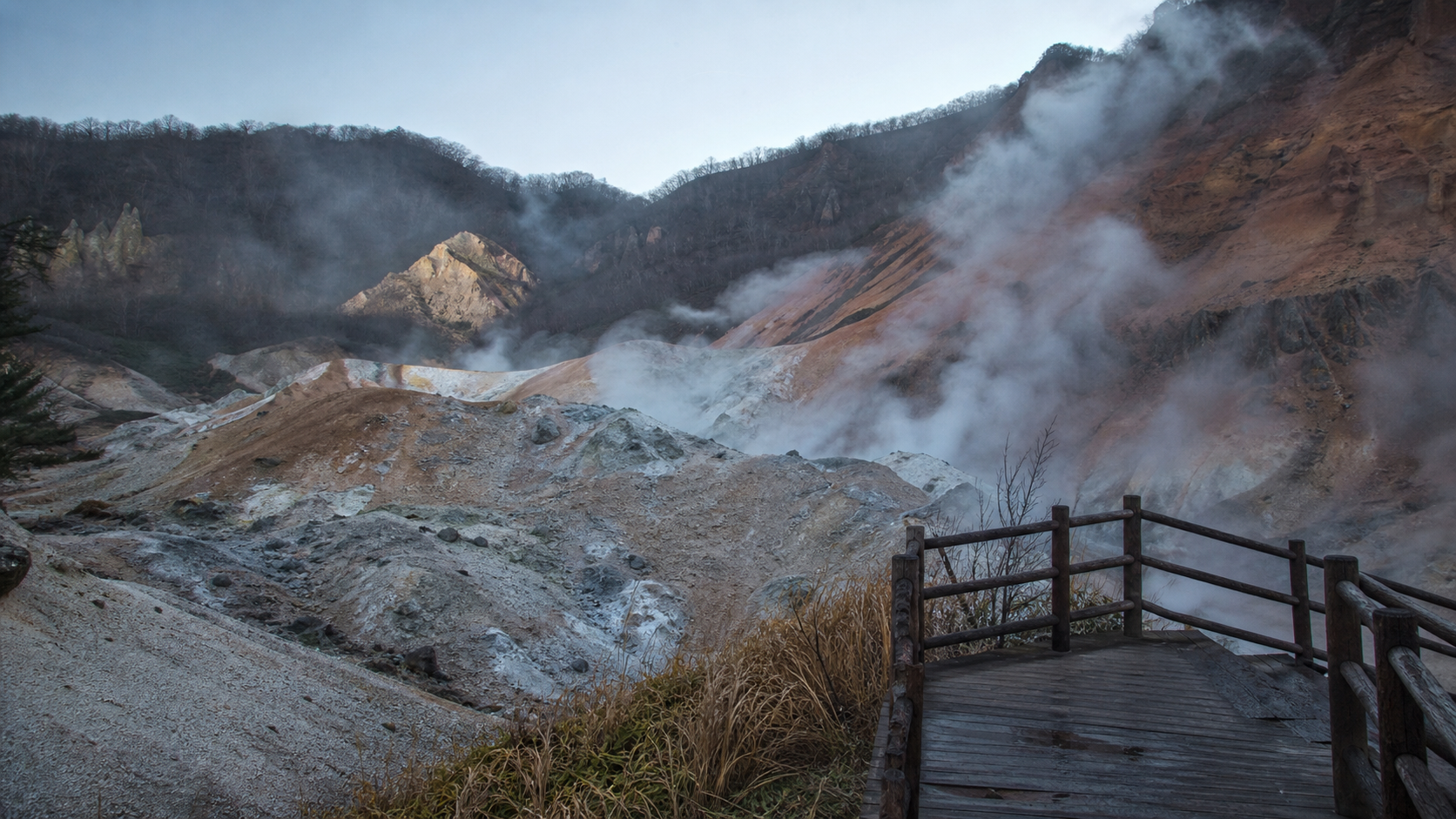 登別温泉をイメージする噴気と火山性の景観