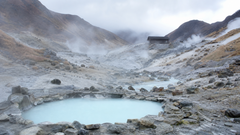 秋田・玉川温泉で強酸性の湯に触れる｜火山の湯けむり・入浴の注意・宿選び