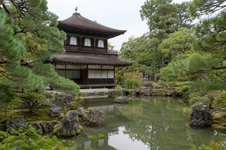 銀閣寺に銀箔がない理由を越えて｜慈照寺と東山文化の静かな美