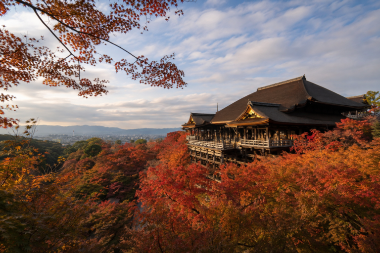 清水寺の紅葉｜舞台を包む東山と観音信仰