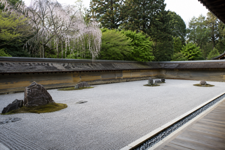 龍安寺の石庭は何を表すのか｜答えを決めずに歩く妙心寺派の禅寺